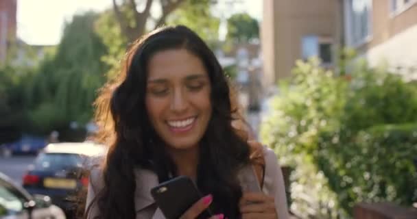 Телефон Печатание Индийская Женщина Городе Ходьба Использование Смартфона Социальных Сетей — стоковое видео