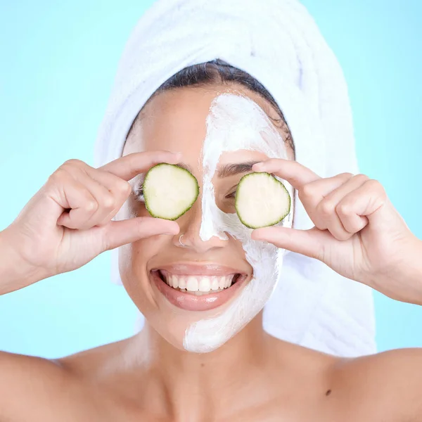 Tejszín Arc Uborkával Szemén Boldog Portré Kozmetikai Maszkkal Méregtelenítővel Skincare — Stock Fotó