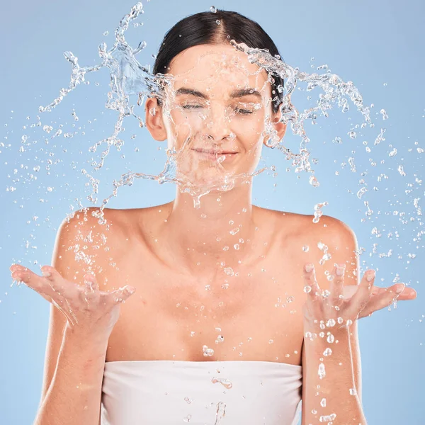 Νερό Splash Πρόσωπο Και Στούντιο Γυναίκα Περιποίηση Δέρματος Ευεξία Ομορφιά — Φωτογραφία Αρχείου