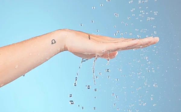 Vrouw Reinigt Handen Met Waterspetters Douche Schoonheid Voor Een Gezonde — Stockfoto