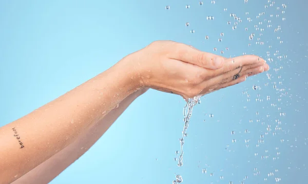 Руки Уборка Женщина Душе Брызг Воды Оздоровления Гигиены Синем Фоне — стоковое фото