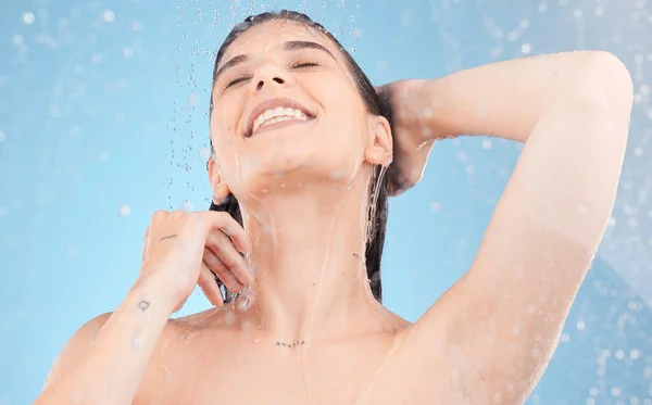 Dusche Wassertropfen Und Frau Studio Für Haarpflege Kosmetik Und Körperreinigung — Stockfoto