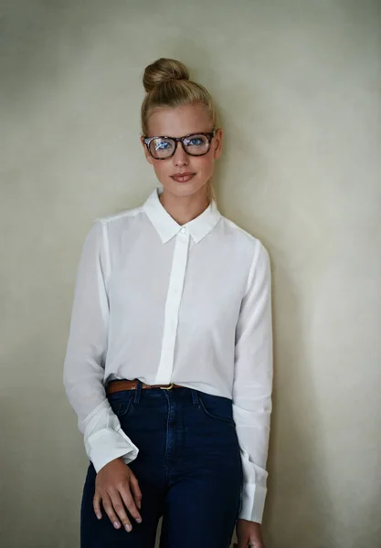 Elegantemente Casual Uma Jovem Mulher Vestindo Uma Blusa Branca Óculos — Fotografia de Stock