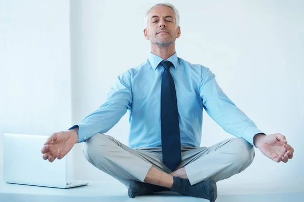 Merkezini Bulmak Olgun Bir Adamının Bacak Bacak Üstüne Atıp Meditasyon — Stok fotoğraf