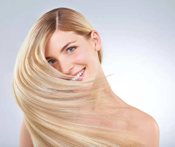 Блондинка Красива Студійний Портрет Молодої Жінки Довгим Світлим Волоссям — стокове фото