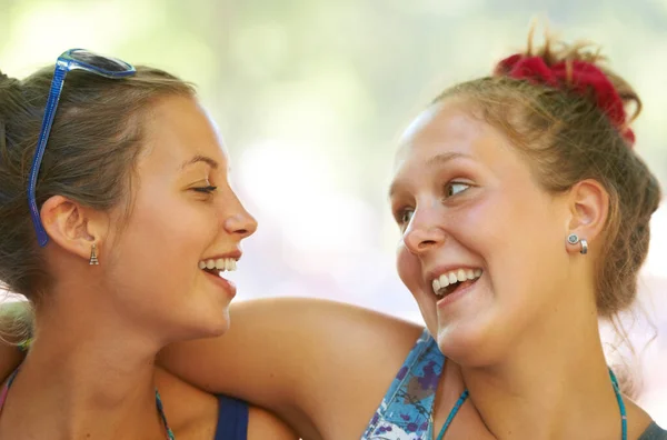 Megosztani Egy Különleges Pillanatot Két Boldog Női Barát Egy Szabadtéri — Stock Fotó