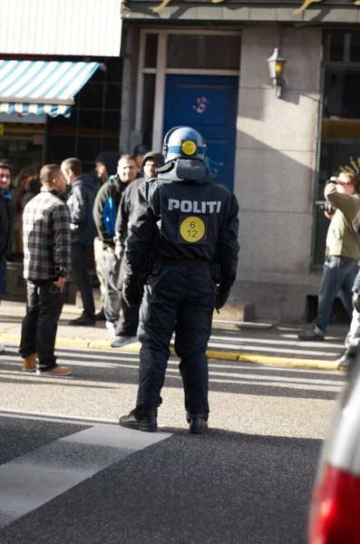 Les Yeux Vigilants Police Vue Arrière Policier Tenue Émeute — Photo