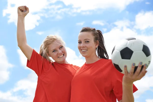 Weer Een Overwinning Vieren Portret Van Twee Jonge Vrouwelijke Voetballers — Stockfoto