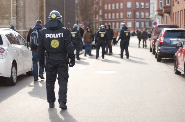 거리를 평온하게 유지하는 경찰복을 사람을 총으로쏘는 — 스톡 사진