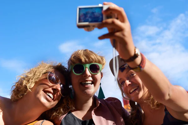 Time Selfie Group Friends Taking Self Portrait While Outdoor Festival — Stock Photo, Image