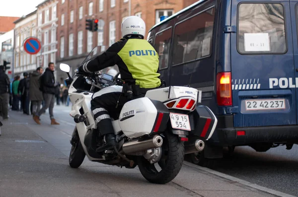 Auf Dem Weg Zum Tatort Ein Polizist Fährt Mit Seinem — Stockfoto