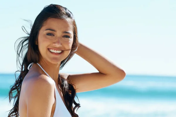 Красавица Ветром Великолепная Молодая Женщина Стоящая Пляже Солнечном Свете — стоковое фото