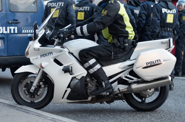 Моторний Патруль Поліцейський Їде Мотоциклі Вниз Дорозі — стокове фото