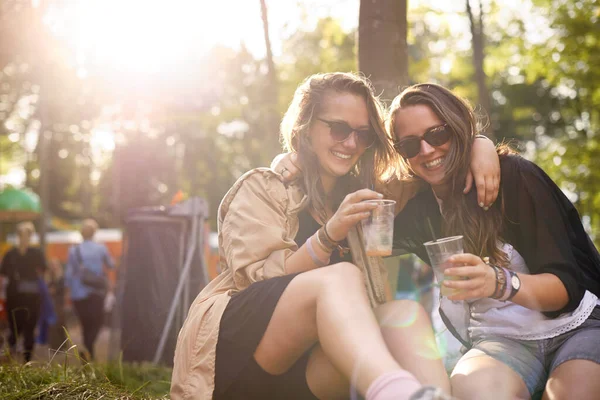 Parkta Parti Var Genç Arkadaş Açık Hava Festivalinde Birlikte Içki — Stok fotoğraf