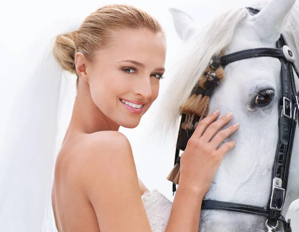 Ήρθε Στο Γάμο Της Καβάλα Άλογο Μια Ελκυστική Νεαρή Νύφη — Φωτογραφία Αρχείου