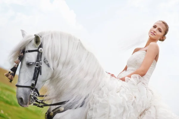 Fantastisk Ovanpå Hennes Springare Bröllopsdag Vacker Brud Poserar För Bröllopsfoton — Stockfoto