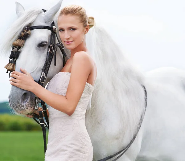 Самый Надежный Конь Приведет Алтарю Портрет Великолепной Блондинки Невесты Стоящей — стоковое фото