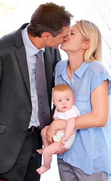 Zijn Een Liefhebbende Familie Jonge Ouders Die Liefde Genegenheid Voor — Stockfoto