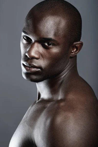Похмурий Гарний Портрет Красивого Молодого Африканського Чоловіка Студії — стокове фото