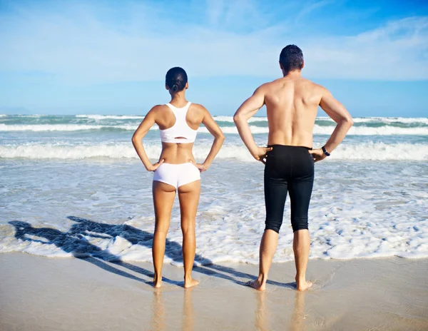 そうしましょう 海の前で両手を腰に組んで立つ男と女 — ストック写真