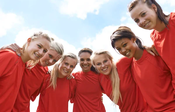 Всі Дівчата Переможці Портрет Футбольної Команди Всіх Дівчат Стоїть Руці — стокове фото