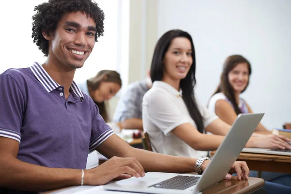 Geleceğin Yazılım Geliştiricileri Sınıfta Dizüstü Bilgisayarlarla Çalışan Bir Grup Gülümseyen — Stok fotoğraf