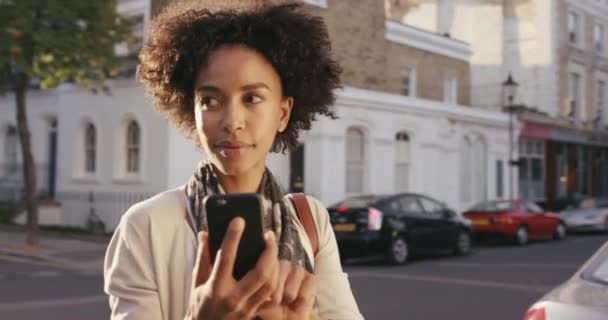 Street Smartphone Και Μαύρη Γυναίκα Αναζήτηση Τοποθεσίας Ενημέρωση Των Μέσων — Αρχείο Βίντεο