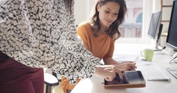Obchodní Ženy Digitální Tablet Mentor Zaměstnancem Kanceláři Pro Školení Plánování — Stock video