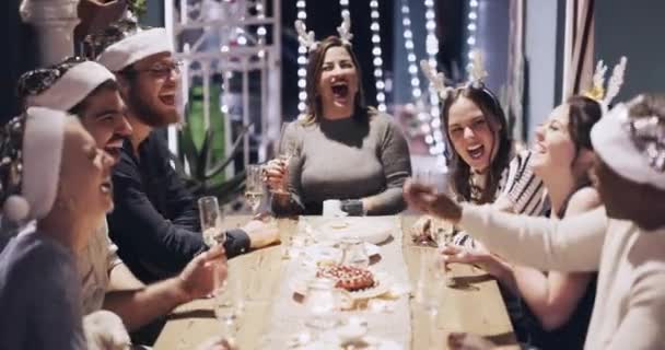 Natale Festa Amici Con Gruppo Uomini Donne Intorno Tavolo Celebrazione — Video Stock