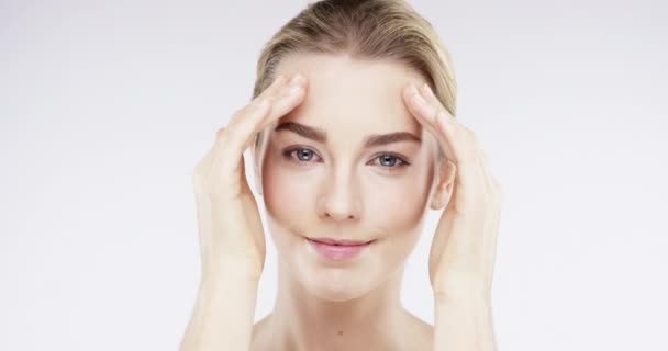 Frumusețe Femeie Față Îngrijire Pielii Cosmetice Aplicând Produse Cosmetice Piele — Videoclip de stoc