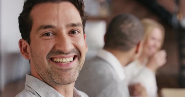 Hombre Negocios Feliz Risueño Divertido Retrato Reunión Con Equipo Empleados — Vídeos de Stock