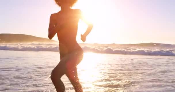 Femme Plage Course Dans Eau Avec Bikini Pour Les Vacances — Video