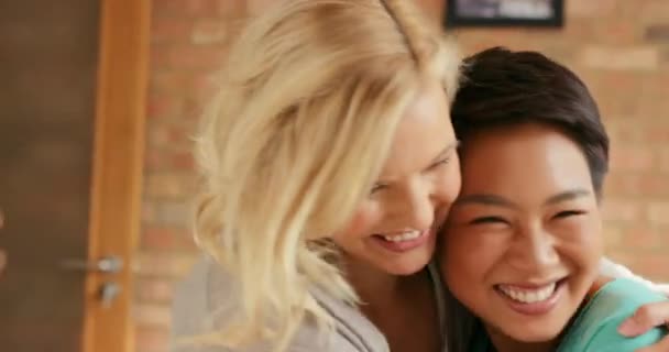 Mulheres Felizes Casa Casal Lgbtq Amigos Abraçar Beijar Relaxar Juntos — Vídeo de Stock