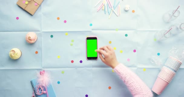 광고나 디지털 마케팅을 스크린 테이블 흉내내기 스마트폰 축하하기 Confetti 전화에 — 비디오
