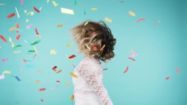 女人与党的Confetti 庆祝活动和精力与蓝色背景在工作室 一个疯狂而有趣的女孩的音乐和肖像带着舞蹈和微笑庆祝 — 图库视频影像