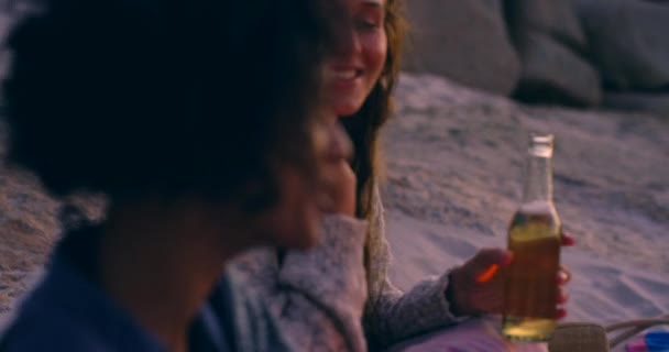 啤酒和女友在日落野餐时 坐在沙滩上度过坎昆的暑假 在墨西哥 友谊和与快乐朋友共度海洋度假的黑人女人在夜间交谈 — 图库视频影像