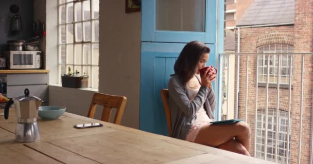 Žena Káva Nebo Čaj Při Přemýšlení Balkóně Bytu Pozitivním Přístupem — Stock video