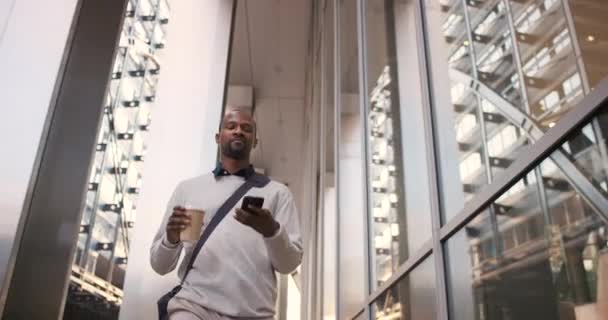 Viajar Café Telefone Com Homem Negócios Cidade Para Contato Mídia — Vídeo de Stock