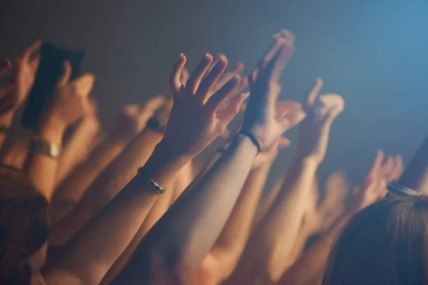 音楽を感じる 興奮した群衆が手を挙げてお気に入りのバンドに手を差し伸べ — ストック写真