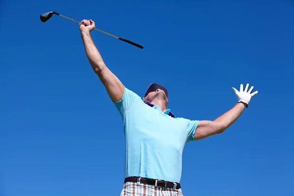 我做了一个洞 一个成熟的男子高尔夫球手 在获胜后挺直双臂站在那里 — 图库照片