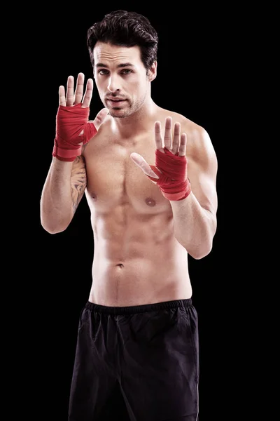 Obrana Nejlepší Útok Hezký Muž Boxerském Oblečení Drží Ruce Černém — Stock fotografie