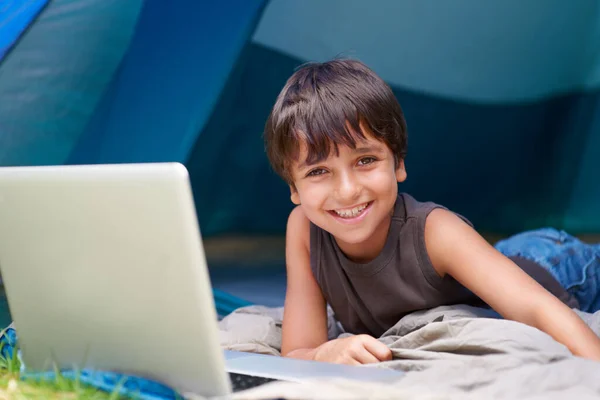 Açık Havada Dijital Bir Eğlence Var Genç Bir Çocuk Çadırında — Stok fotoğraf