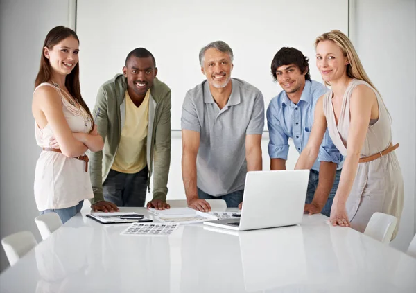 Den Laptop Ihrem Vorteil Nutzen Fünf Kollegen Mit Laptop Büro — Stockfoto