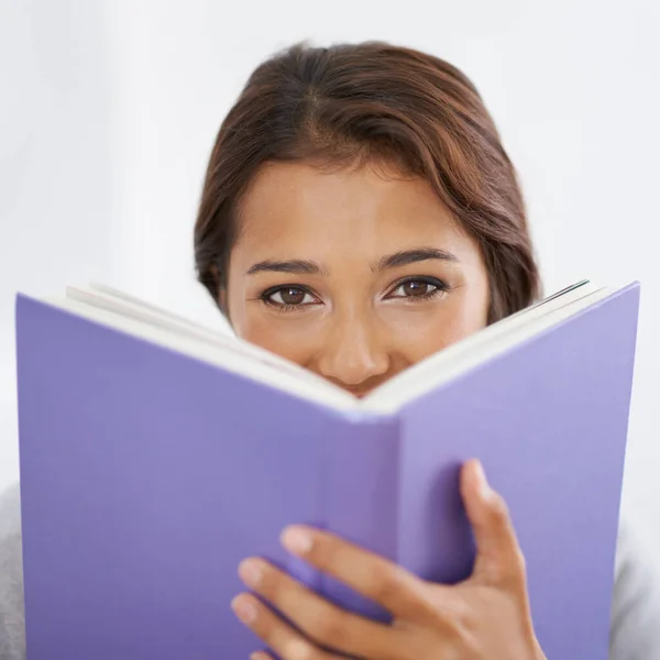 読書はとても楽しいです 閉鎖クロップドショットのA大学生保持A本で彼女の手 — ストック写真