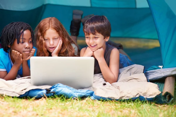 无论在哪里 都是连在一起的 现代技术 孩子们在帐篷里露营时喜欢在笔记本电脑上看东西 — 图库照片