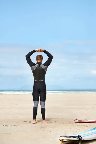 Gör Mig Redo Att Vågorna Surfare Sätter Sig Sin Våtdräkt — Stockfoto