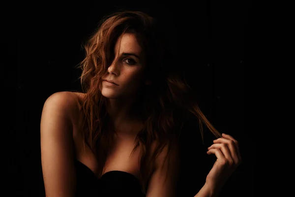 Bellezza Sul Nero Immagine Ritagliata Una Splendida Giovane Donna Nel — Foto Stock