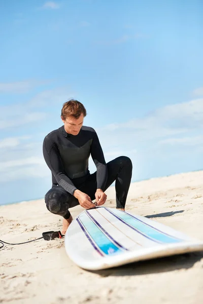 Preparándose Para Surf Surfista Guapo Sentado Playa Preparándose Para Una — Foto de Stock