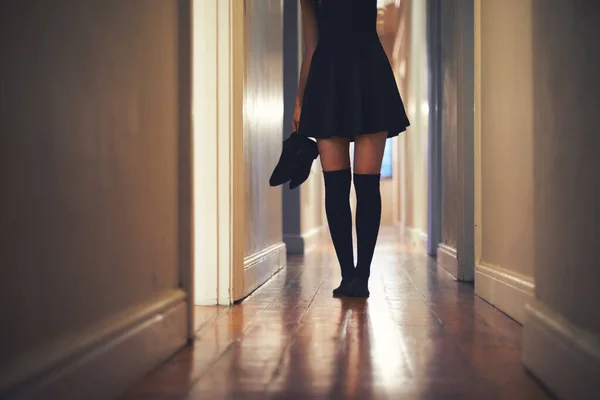 Çıkıyor Evinde Koridorda Yürüyen Genç Bir Kadının Kırpılmış Görüntüsü — Stok fotoğraf