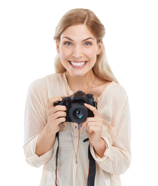 新しいカメラを試してみるのを待つことができません スタジオショットの美しいです若い女性ホワイトの背景にカメラを保持 — ストック写真